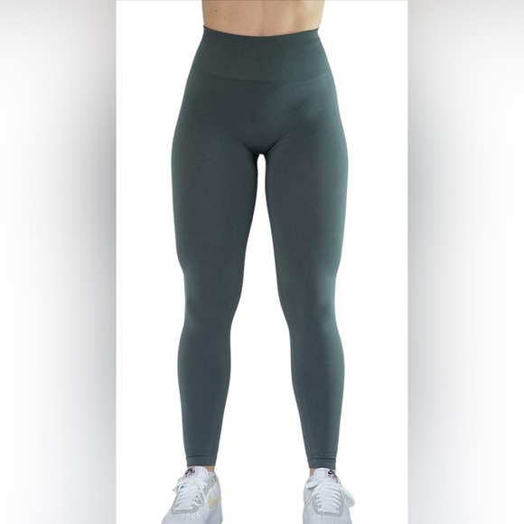 Aurola seamless scrunch legging 25” (NWT) - Picture 2 of 3